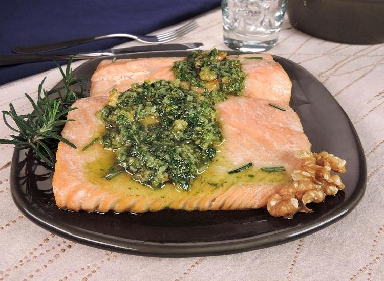 Essa receita de forno é tão prática que qualquer pessoa consegue fazer! Aprenda o preparo de um delicioso salmão assado ao molho pesto!