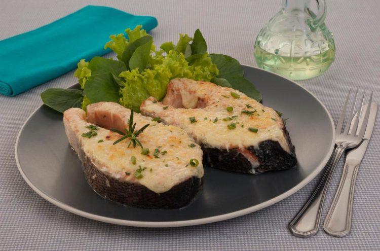 Faça em menos de uma hora um delicioso salmão com provolone! Toda a sofisticação do peixe com o sabor do queijo em uma só receita! Experimente!