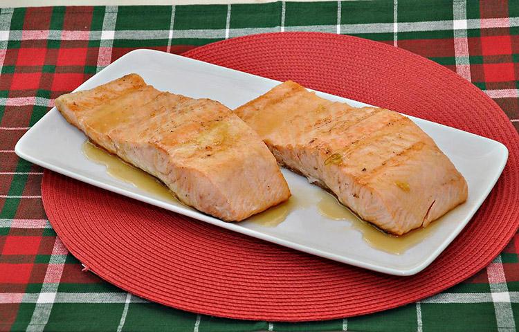 O salmão é um peixe queridinho de muitos, mas com um toque especial ele pode ficar ainda melhor. Veja a receita de salmão ao molho de gengibre e mel!
