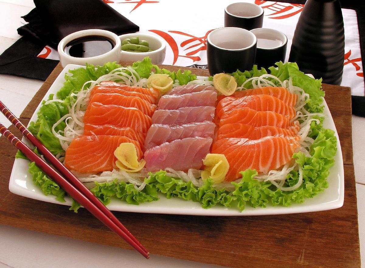 Tempo: 10min Rendimento: 2 Dificuldade: fácil Ingredientes: 200g de lombo de salmão 200g de lombo de atum 1/2 xícara (chá) de molho de soja (shoyu) 4