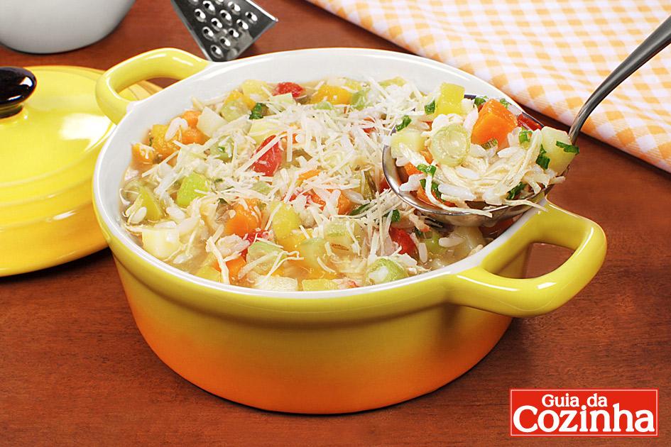 Confira o modo de preparo desta deliciosa Sopa-canja de legumes e frango! Além de ser muito saudável, é ideal para dias frios!