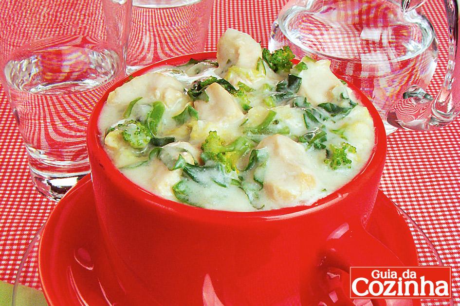 Aprenda como fazer esta receita de Sopa-creme de frango com verduras!! Além de ser uma delícia, é super fácil e prática!!