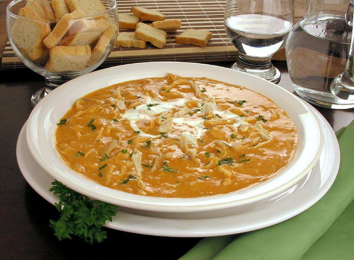 Sopa-creme de frango, queijo e tomate 
