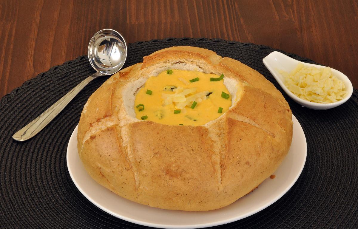 Sopa de abóbora com gorgonzola no pão italiano 
