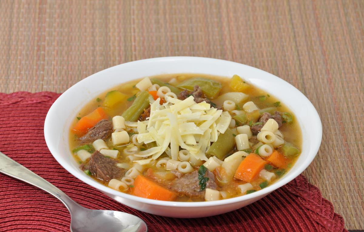 Sopa de carne com legumes 