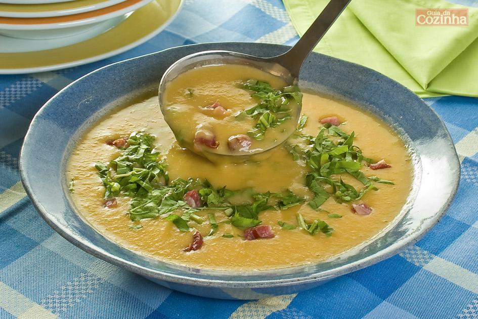 Aprenda como fazer esta receita diferente de Sopa de feijão-branco com rúcula e bacon! É um prato muito fácil e delicioso!