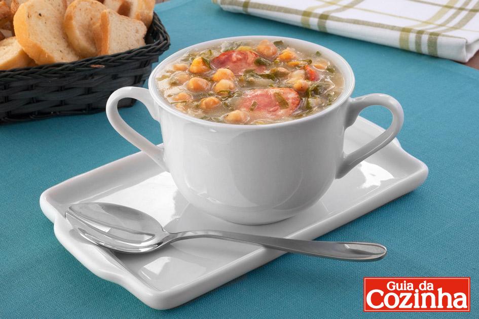 Aprenda como preparar esta Sopa de grão-de-bico com couve e linguiça calabresa! É um prato muito versátil que vai agradar a família toda!