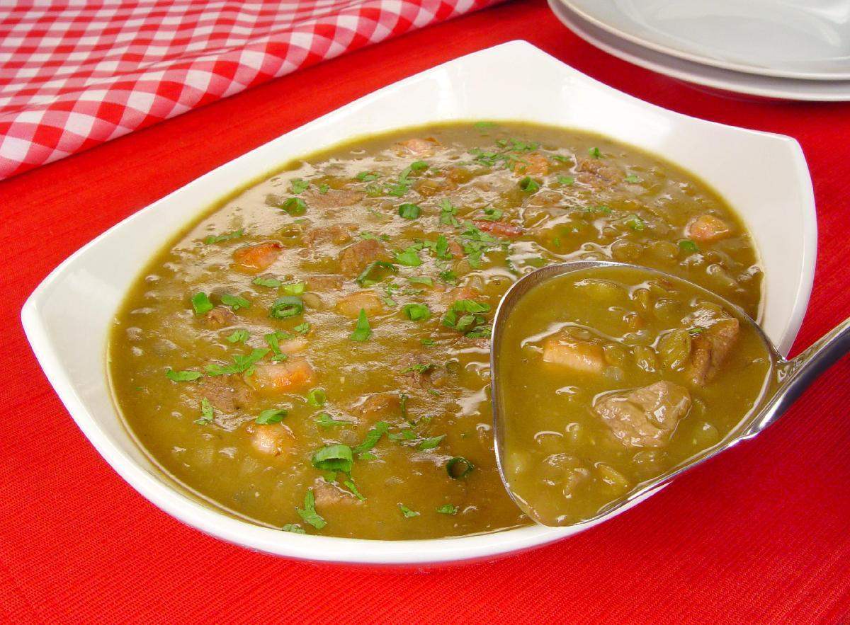 Sopa de lentilha com carne 
