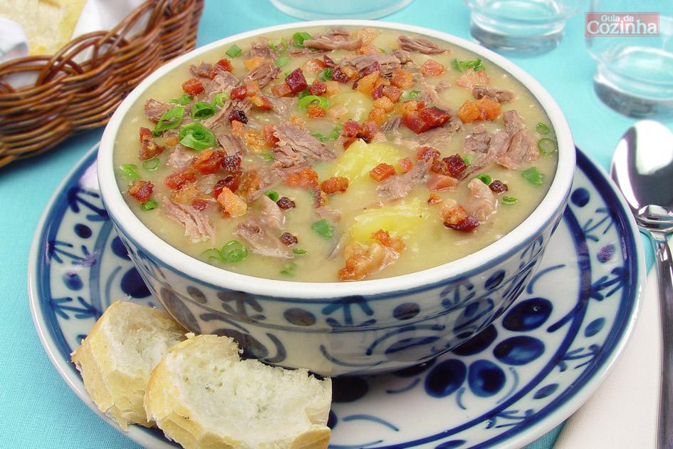 Esta receita de Sopa de mandioca com músculo e bacon é a melhor alternativa para você fazer no jantar! Todos em sua casa vão adorar!