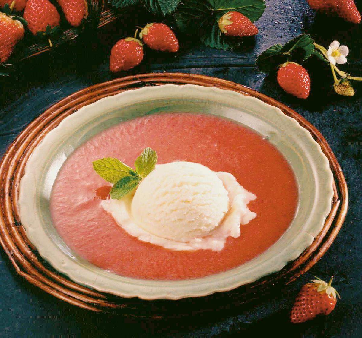 Sopa de morango com sorvete de iogurte 