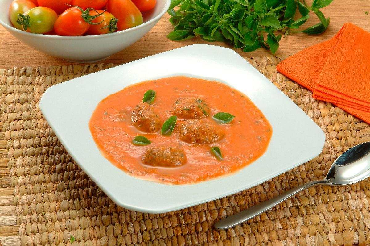 Sopa de tomate com almôndegas 