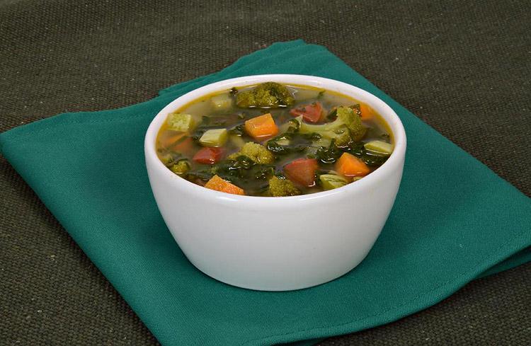 As sopas com legumes são sempre deliciosas e ótimas para quem quer cuidar da saúde. Aprenda a fazer uma sopa detox fácil e experimente!
