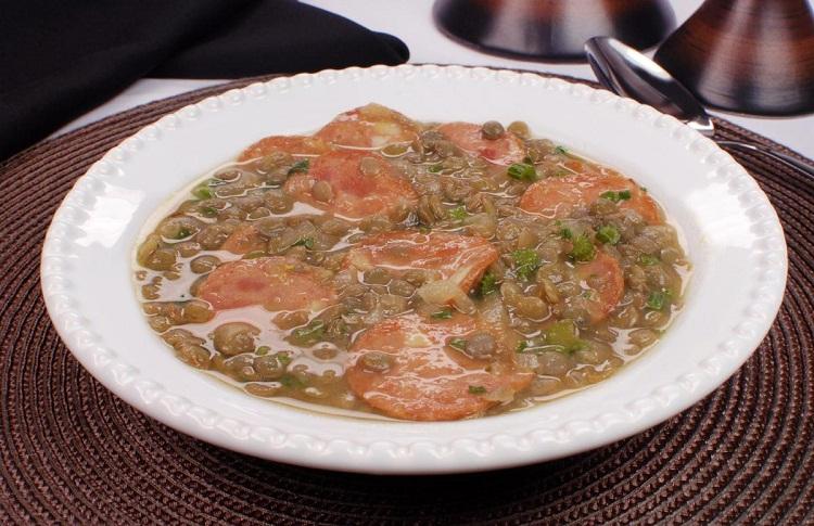 Esfriou na sua cidade? Então aproveite para preparar essa deliciosa sopa de lentilha com paio e aqueça os seus dias de inverno!
