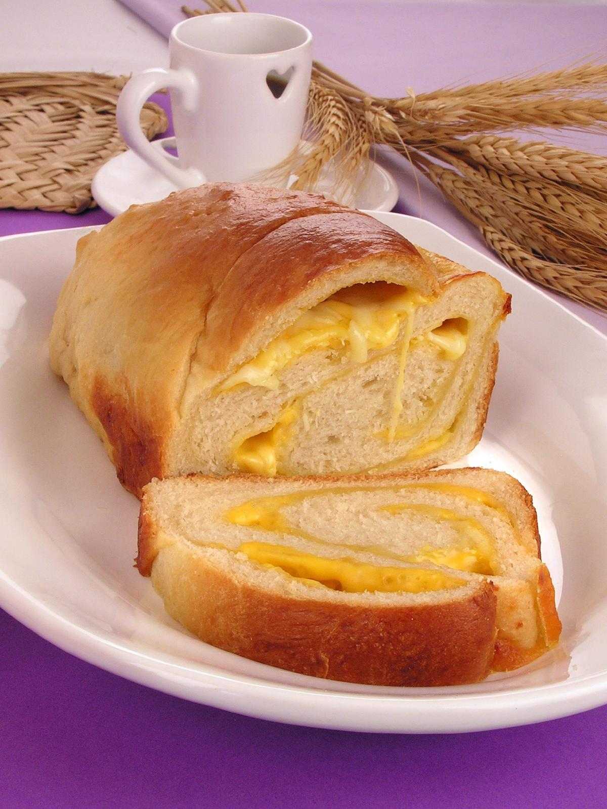 Pão de cebola com queijos 
