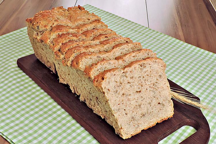 Como o nome diz, para fazer esta receita de Pão integral com 7 grãos sem sovar não é necessário sovar o pão! É rápido e fácil de fazer!