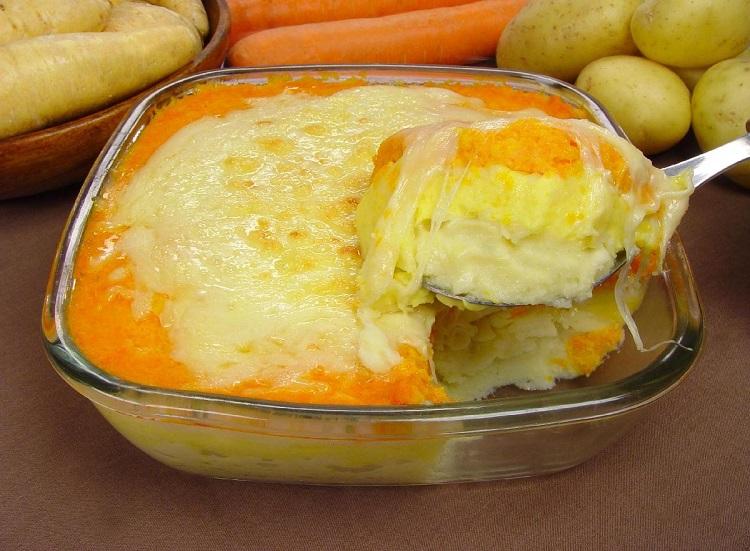 Que tal um purê que leva camadas de batata, mandioquinha, cenoura e ainda é gratinado com queijo? Fica muito saboroso, tente hoje mesmo!