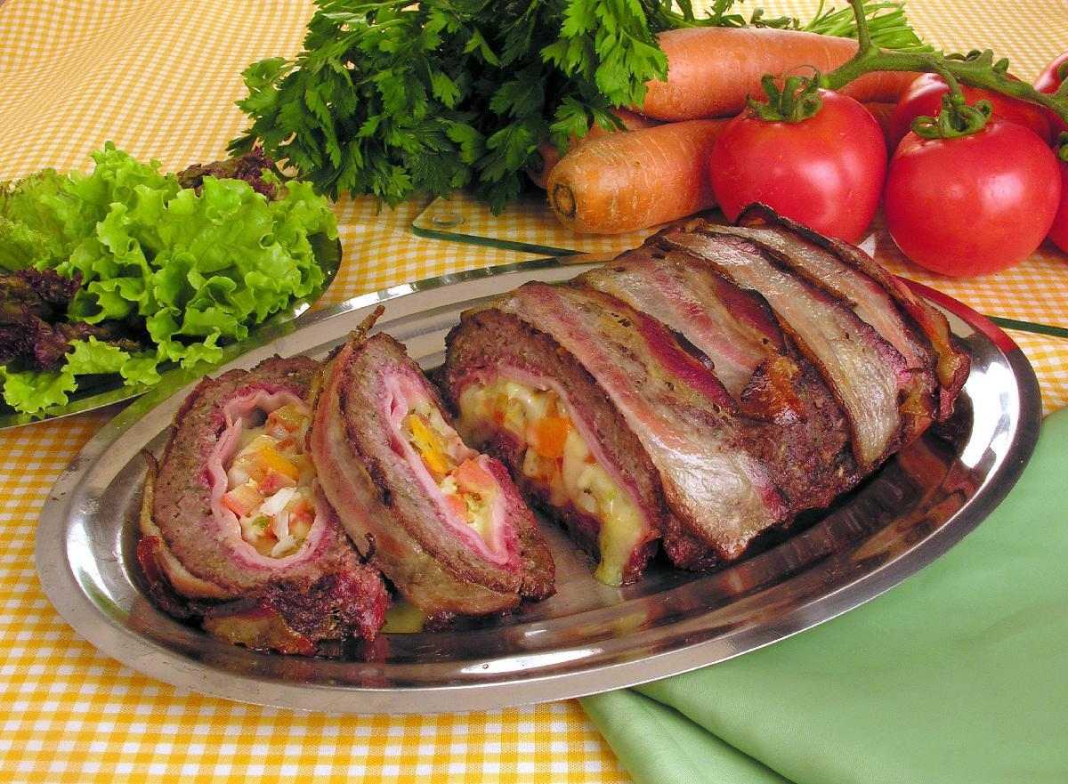 Rocambole de carne recheado e coberto com tiras de bacon 