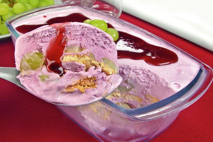 Este Pavê de uva e sorvete é uma ótima opção para tornar a sobremesa em família um momento ainda mais especial! Confira como fazer!