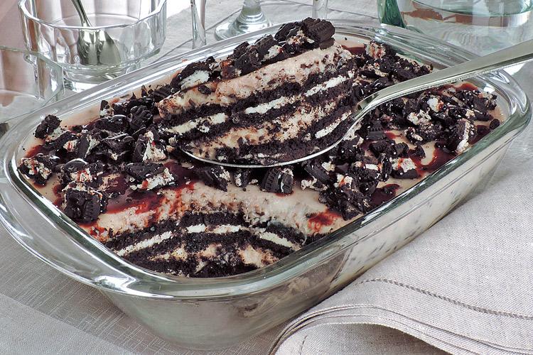 Clique e confira agora mesmo este Pavê gelado de Oreo® regado com cobertura de sorvete de chocolate! Fica refrescante e delicioso!