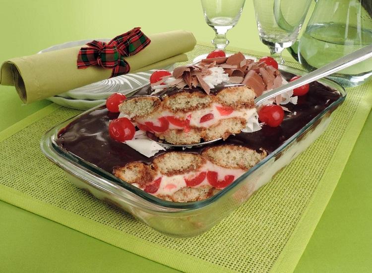 Quer surpreender na ceia de Natal com uma sobremesa deliciosa? Então prepare esse pavê trufado com cerejas e agrade a todos!
