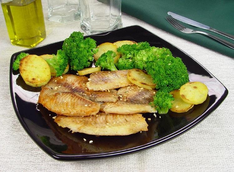 Receita de peixe assado com batata e brócolis 