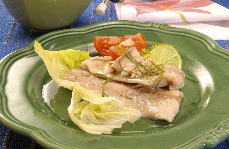 Com apenas cinco ingredientes faça essa receita saborosa! O Peixe no sal é ideal para jantares e irá conquistar a todos com sua suavidade.