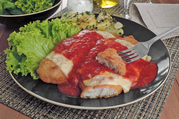 Esta receita de Peixe à parmegiana com batata dorê é um prato que não pode faltar na sua mesa em um almoço de domingo especial!