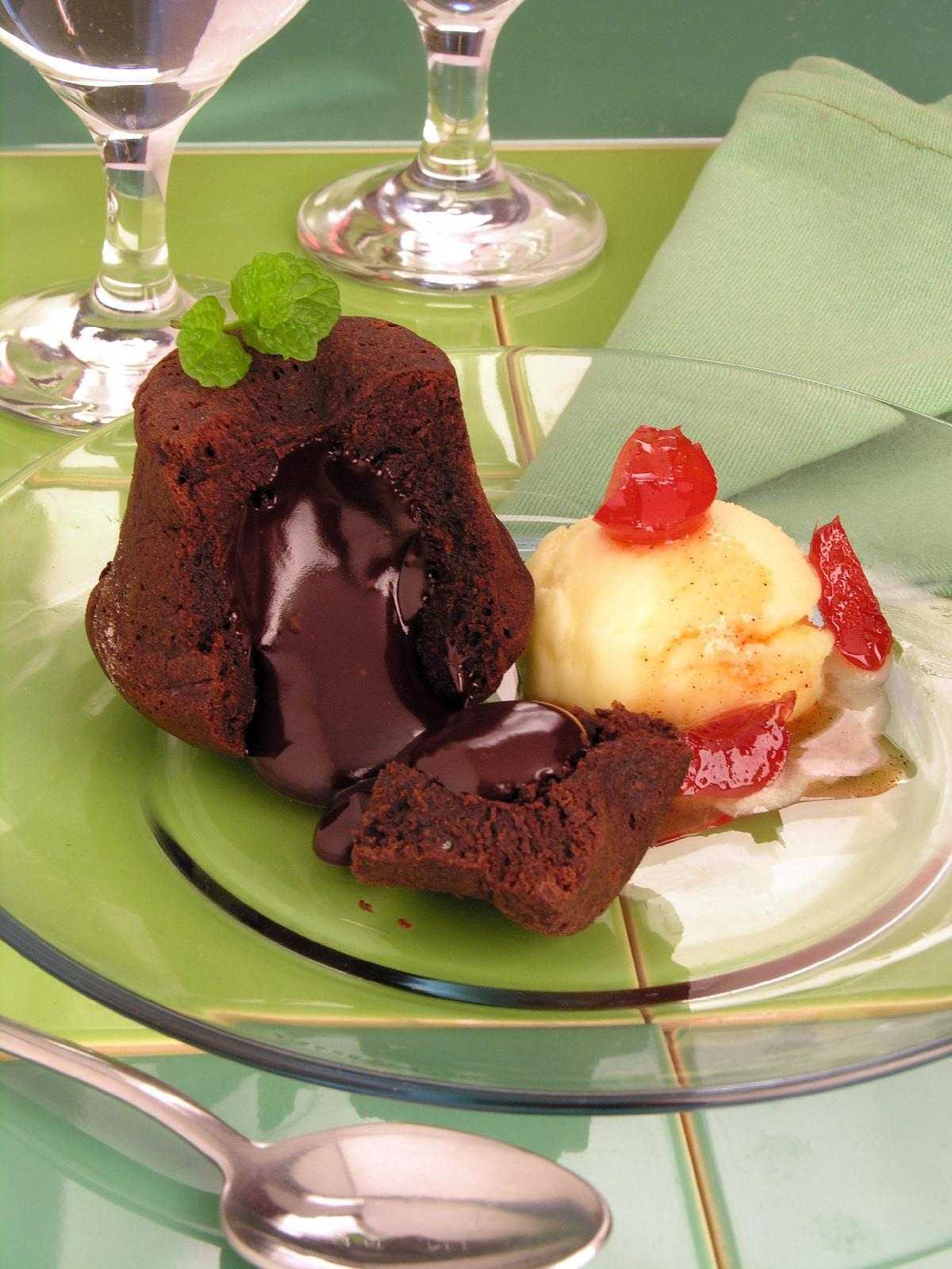 Petit gâteau de chocolate com cereja 