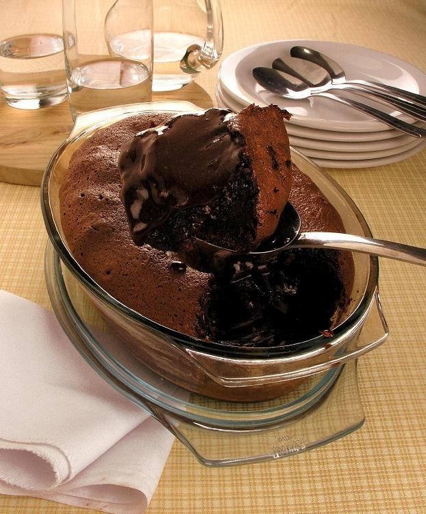 Uma sobremesa para deixar todo mundo babando! Experimente o petit gâteau de travessa, fica delicioso acompanhado de sorvete!