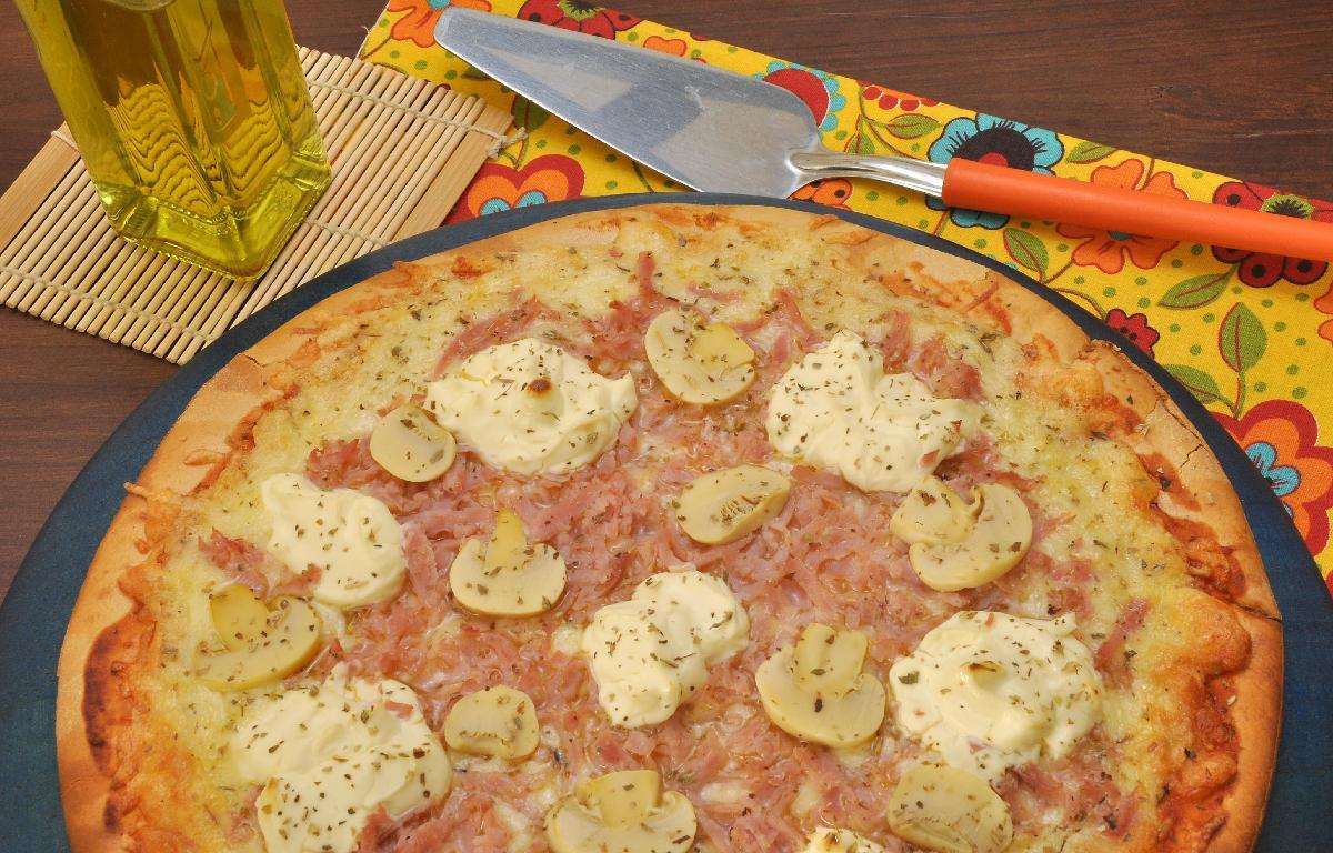 Tempo: 35min Rendimento: 8 Dificuldade: fácil Ingredientes: 2 discos de massa para pizza 1/2 xícara (chá) de molho de tomate 3 xícaras (chá) de queijo