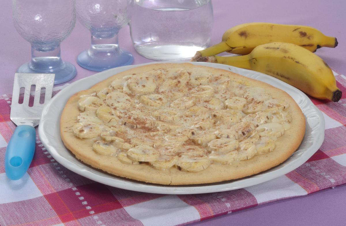 Tempo: 35min Rendimento: 8 Dificuldade: fácil Ingredientes: 1 disco de massa para pizza pronta (30cm) 3 bananas-prata fatiadas 1/2 lata de leite
