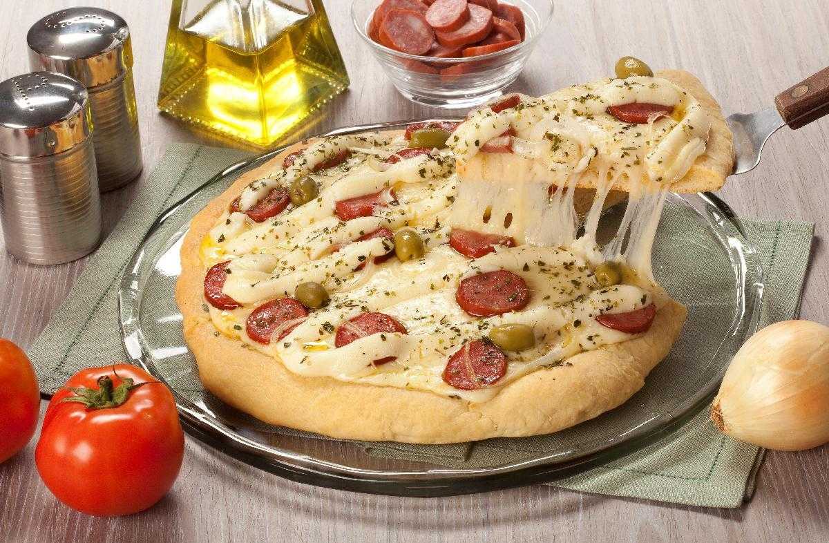 Pizza de calabresa com catupiry® 