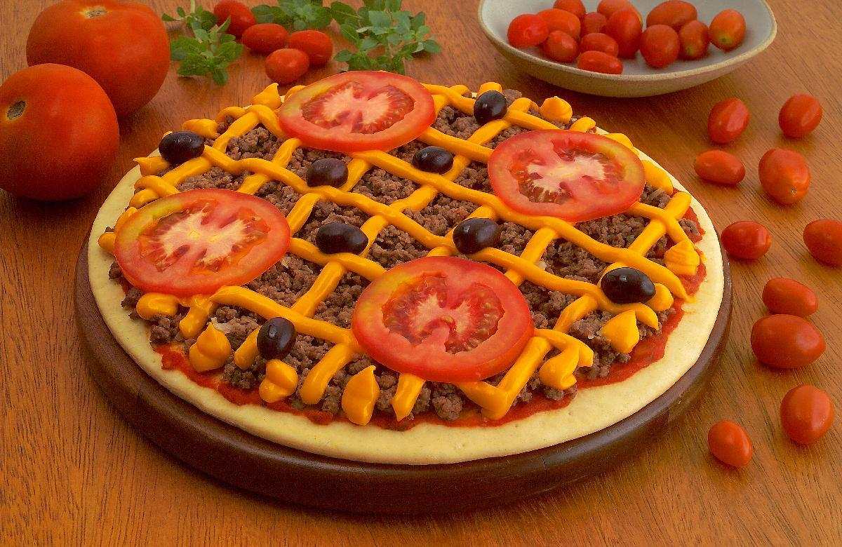 Pizza de carne moída com cheddar e tomate 