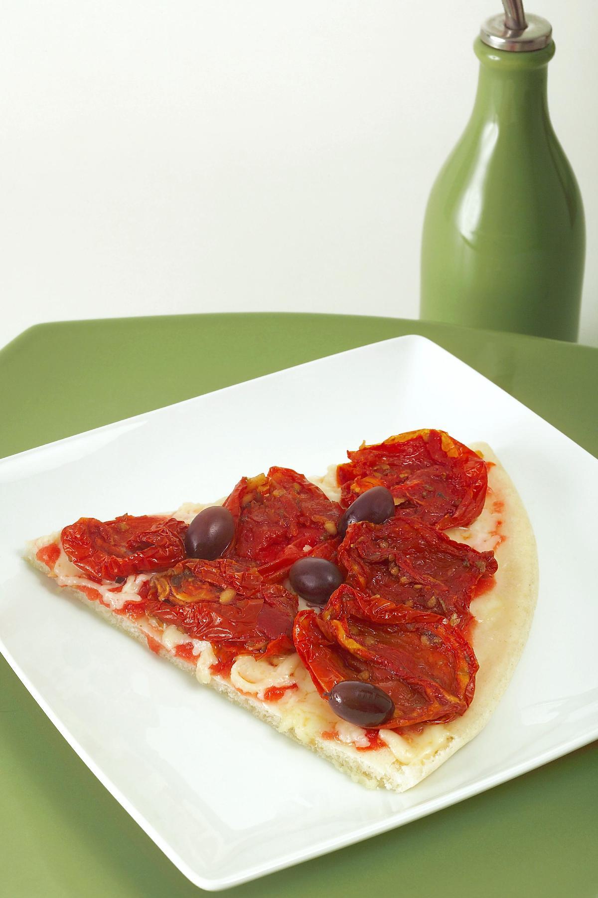 Pizza de mussarela e tomate seco 