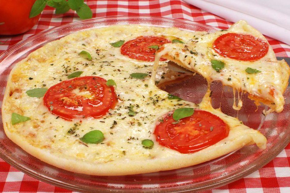 Sabia que a tapioca pode ser usada em massas de pizza? E fica deliciosa, viu? Para tirar a prova, confira essa receita incrível de pizza de tapioca