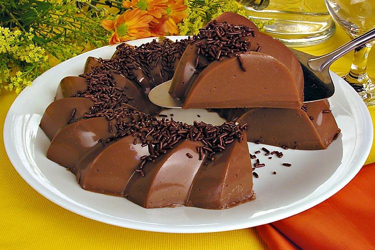 Aproveite o dia de hoje para preparar essa delícia de pudim-brigadeiro! Chocolate é bom demais, então faça e receba só elogios!
