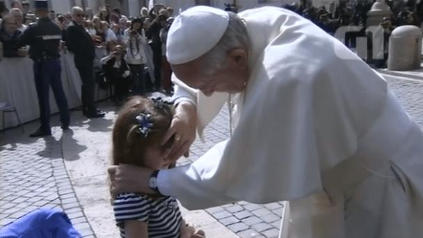 Papa Francisco realiza sonho emocionante de menina de 6 anos 