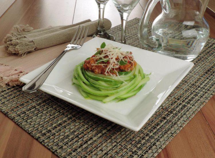 Aposte em uma receita original e cheia de personalidade para o próximo almoço em família: o espaguete de abobrinha ao molho bolonhesa!