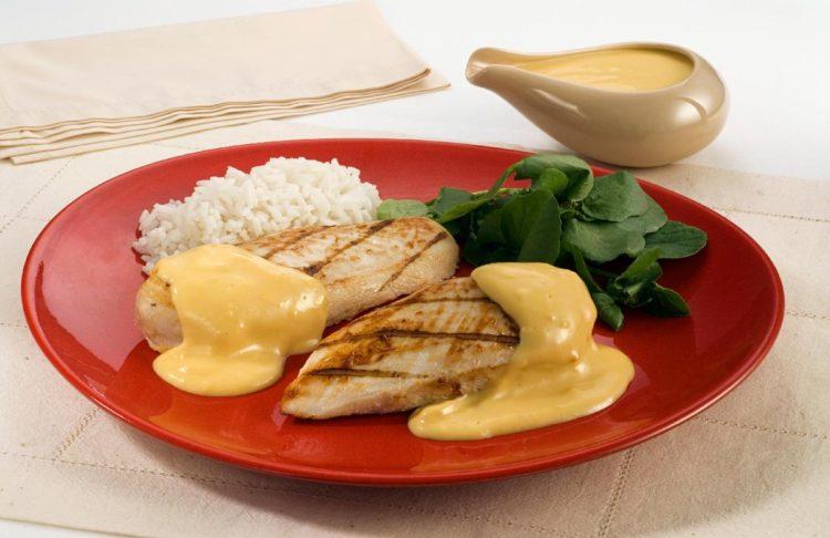 Aprenda a fazer uma receita prática para o almoço de hoje. O preparo leva apena 30 minutos e você terá um frango com molho de queijo irresistível!