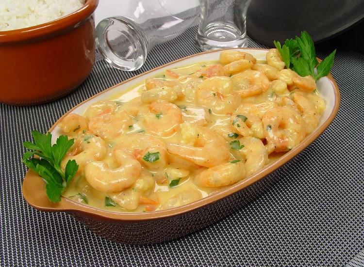 Veja como é fácil fazer essa receita deliciosa de moqueca cremosa de camarão. Em apenas meia hora o prato já está pronto na mesa!