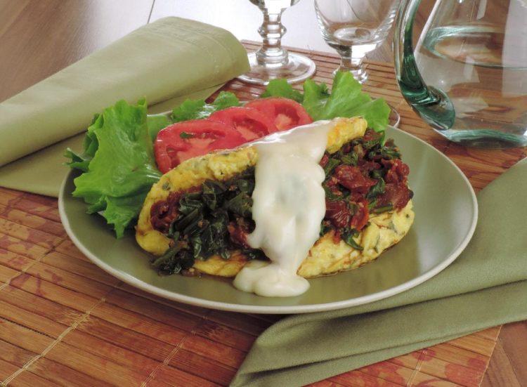 Em 30 minutos você tem um prato pronto na mesa! Essa receita de omelete prática recheada serve duas pessoas. Faça agora e não perca tempo na cozinha.