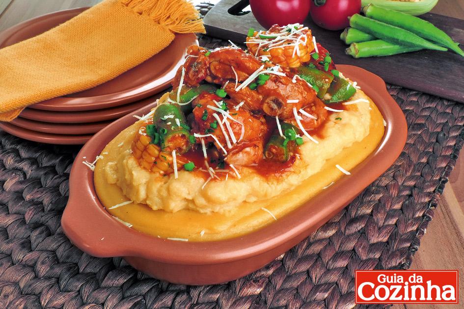Que tal preparar uma receita diferente de polenta para o almoço ou jantar? Confira agora mesmo esta Polenta com frango, quiabo e milho!