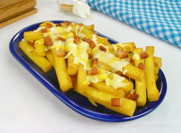 Aprenda a fazer tiras de polenta frita com queijo e bacon que podem ser servidas como um delicioso petisco ou acompanhando a refeição