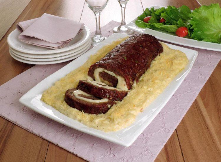 Reunir a família à mesa para uma refeição especial é sempre uma delícia, não é? Torne esse momento ainda melhor com um rocambole de carne com provolone!