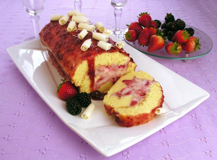 Quer preparar uma sobremesa diferente para o próximo almoço em família? Então, confira como fazer um incrível rocambole de frutas vermelhas!