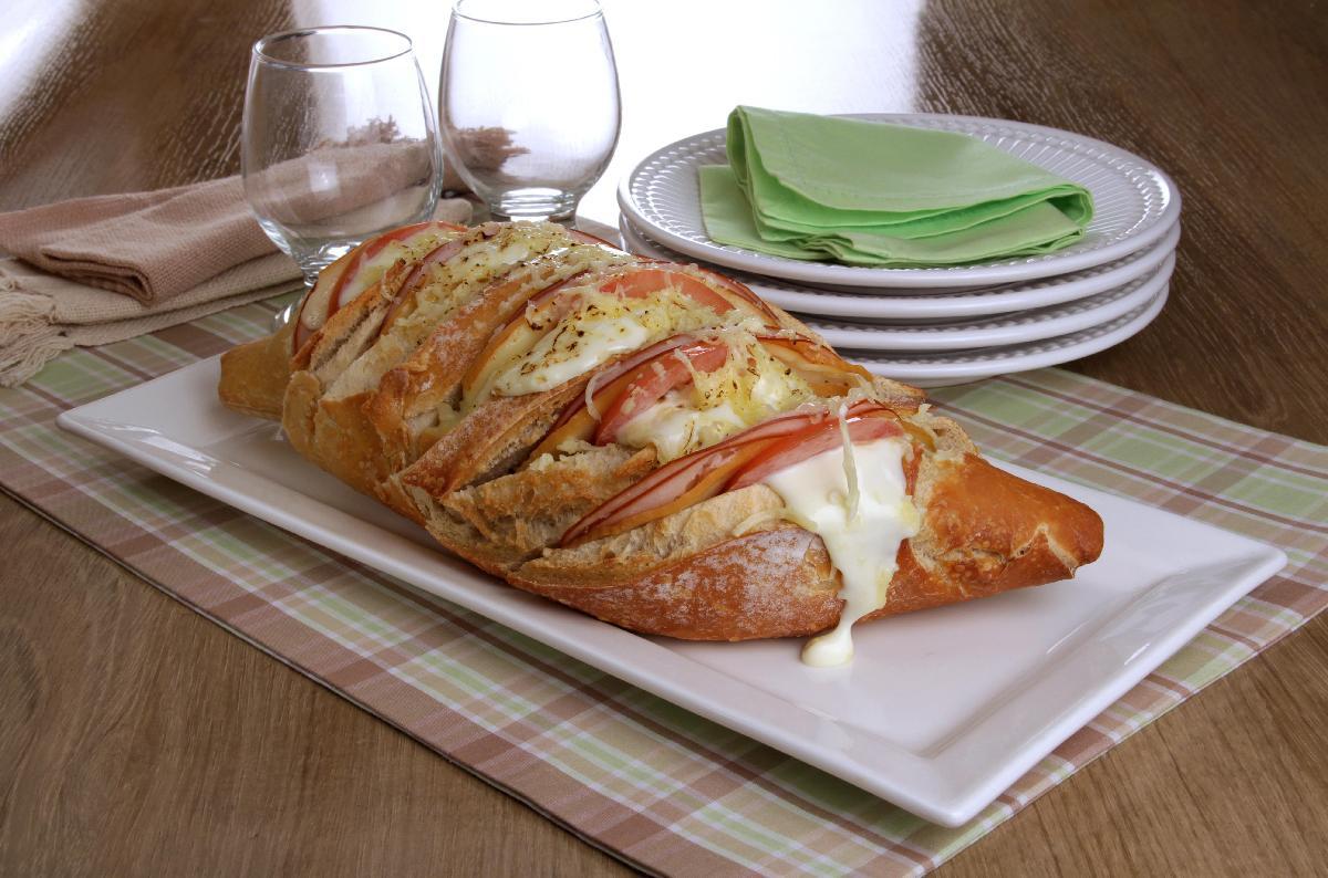 Tempo: 20min Rendimento: 4 Dificuldade: fácil Ingredientes: 2 pães italianos 300g de queijo provolone fatiado 300g de peito de peru fatiado 2 tomates em