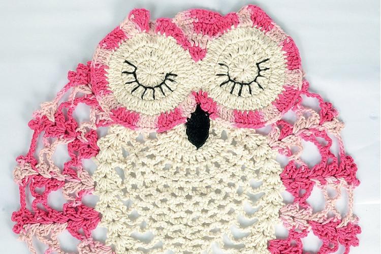 É fácil de fazer! Confira o passo a passo e gráfico deste encantador tapete de coruja de crochê!