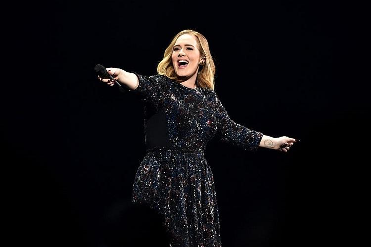 Adele dá lição de moral em fã que não parava de filmar seu show 
