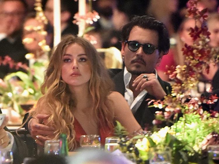 A atriz Amber Heard afirmou que estava muito abalada no dia em que Johnny Depp a acertou com um iPhone. Entenda melhor o caso