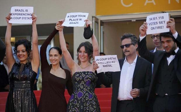 O diretor Kleber Mendonça, a atriz Sônia braga e o elenco levantaram cartazes contra o governo. Veja aqui o vídeo do momento em Cannes.